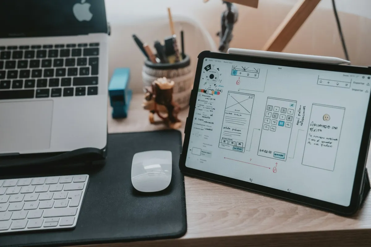 MacBookの画面に表示されたワイヤーフレームデザイン